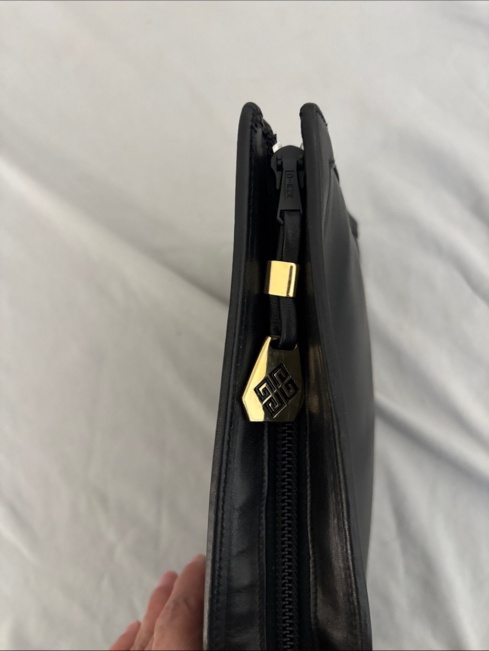 Vintage Sac Givenchy Black Leather Clutch Logo and Gold Zipper - Picture 3 of 6